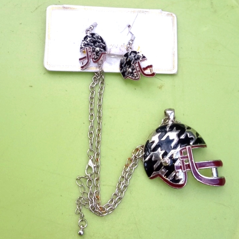 Earrings and necklace set🍒